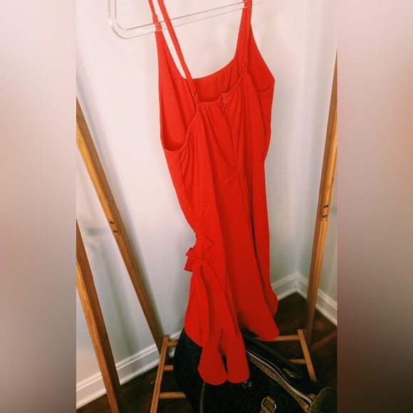 Red, mid-length dress, extra fabric for bows, zip-up, spaghetti strap. - Picture 2 of 3